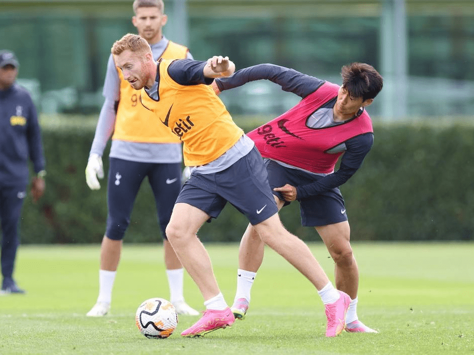 K联赛球队浦项铁人官方社媒账号发布公告称，球队中...（K联赛浦项铁人通过官方社媒发布通告：队内...）