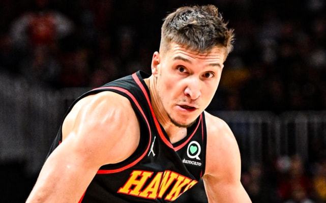 拜仁26／27赛季主场球衣谍照：红色基调搭配领口袖口金色线条（疑似拜仁26／27赛季主场球衣曝光：红色主调，领口袖口点缀金线）