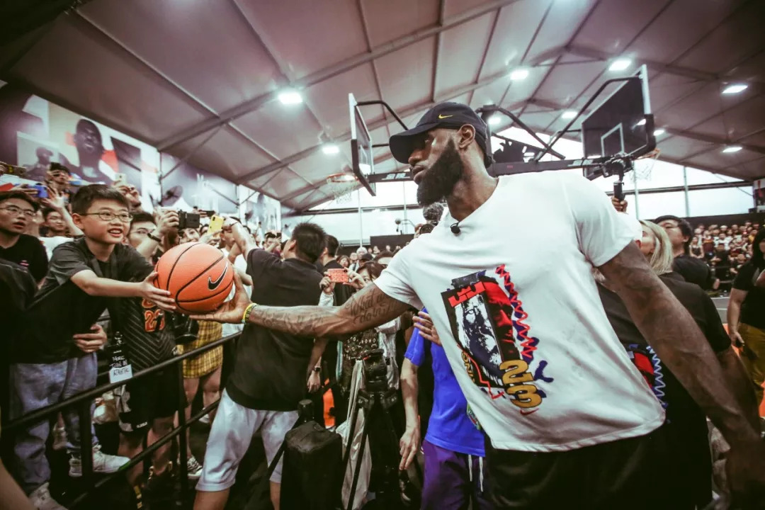 官方：内马尔关节镜手术成功，治疗半月板撕裂进程顺利（官方通报：内马尔关节镜手术顺利完成，半月板撕裂康复进展良好）