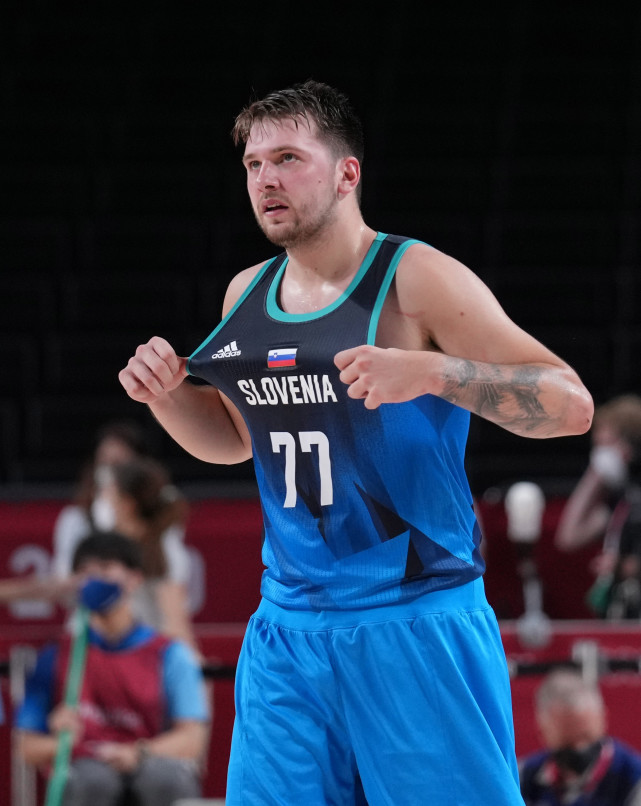 查克解析 ｜ 唐斯40分赛季新高：面框冲锋、罚球线单打、前板掠夺（查克解读 ｜ 唐斯40分创赛季新高：强突面筐、罚线单挑、前场篮板收割）