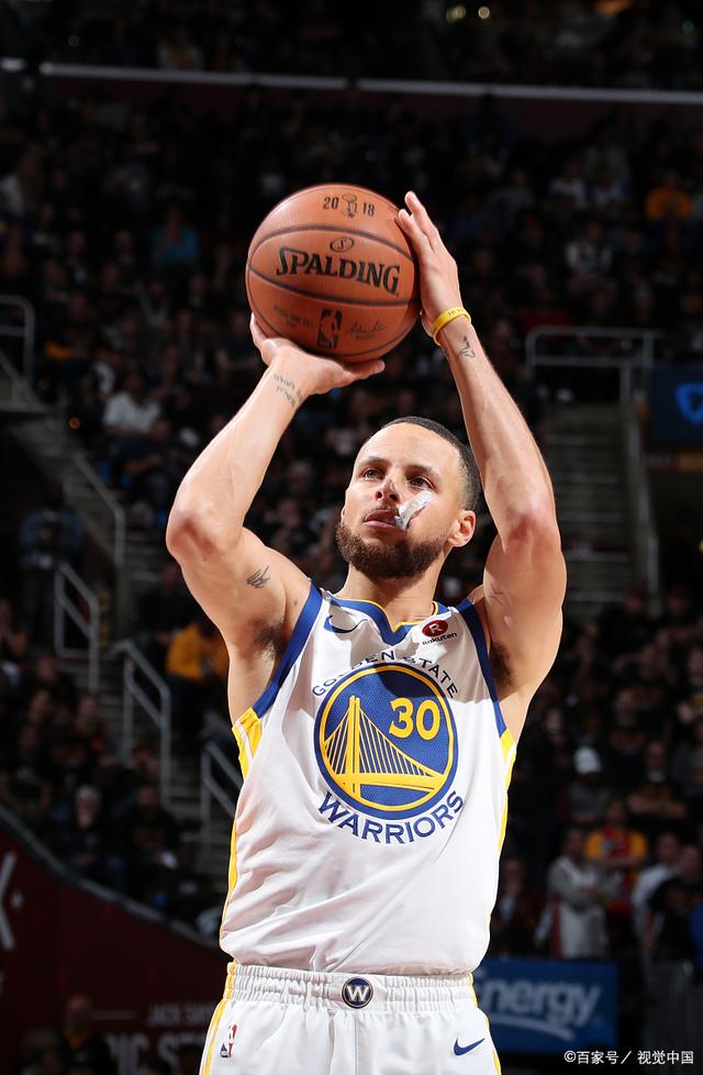 足球世界杯官方公布首批裁判名单，引发讨论（国际足联发布世界杯首批裁判阵容，社会各界热议）