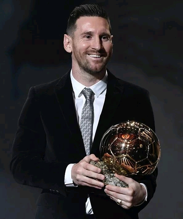 四川三大球联赛球员何俊杰场上掌掴对手，被四川足协禁赛3年（四川三大球联赛冲突：何俊杰赛中掌掴对手，遭四川足协禁赛三年）