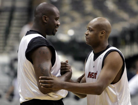 巴萨遭遇危险对手！法兰克福进攻凶猛防守漏洞百出，欧冠生死战提前上演（欧冠生死前哨战：巴萨遭遇法兰克福，进攻火力爆棚、防线漏洞频出）