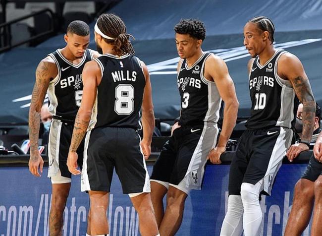 托蒂：罗马会退出争冠行列，国米、那不勒斯和米兰将战斗到底（托蒂断言罗马已退出争冠，国米、那不勒斯与米兰将争到最后）