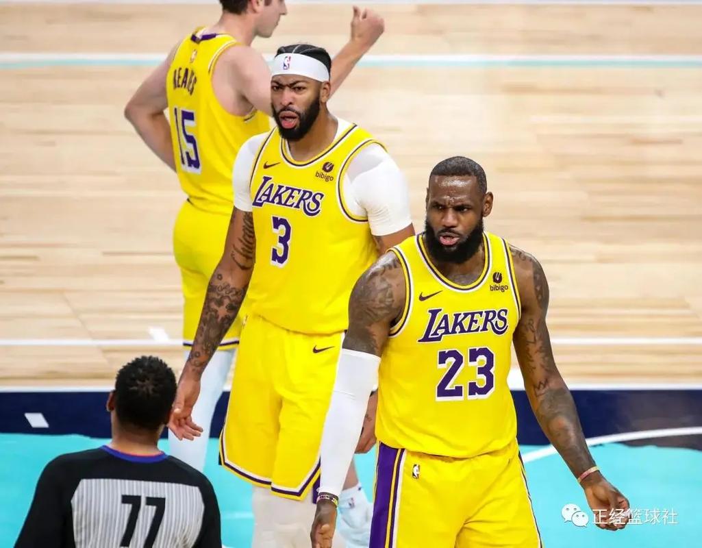 库里身穿阿贾·威尔逊的Nike A’ONE球鞋热身（库里热身穿阿贾·威尔逊签名款Nike A’ONE球鞋）