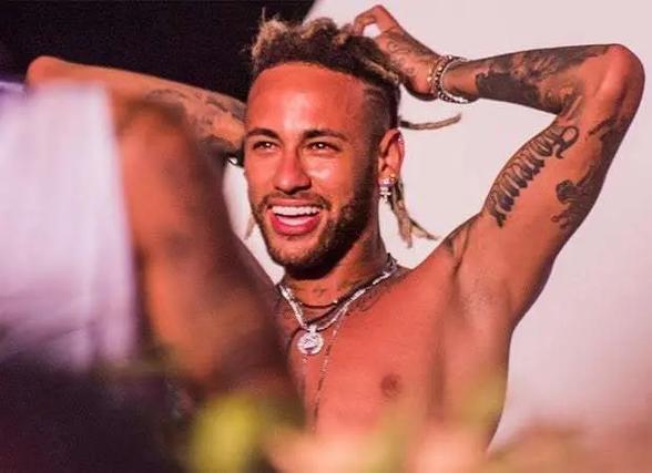 官方：受大雾影响，巴萨前往客场的航班将延迟一个小时起飞（官方通报：大雾导致巴萨客场航班起飞延迟1小时）