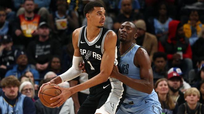 哈登盛赞火箭略显心酸！示意队友接球无1人回应 快船暴雷解体渐近？（哈登力赞火箭却难掩辛酸：招手找接应无人理会，快船崩盘在即？）