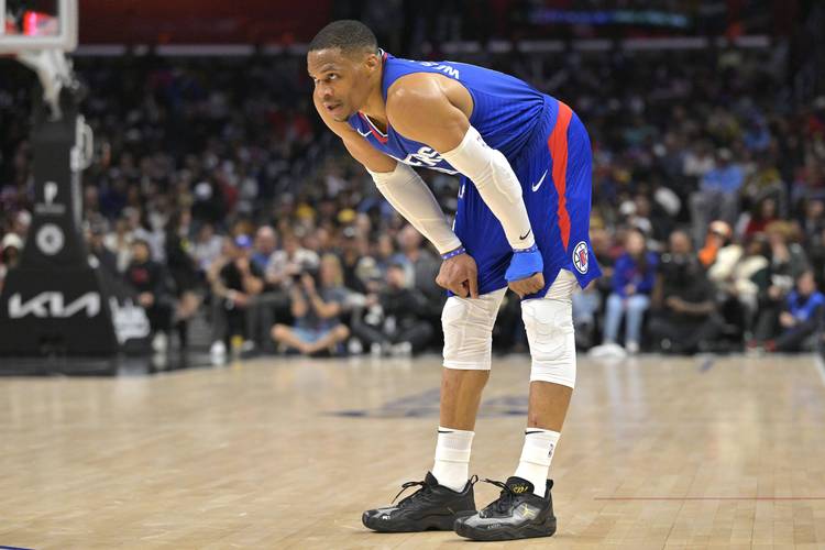 骄傲容易滋生狭隘，亚冠是为国出战，所以这个时候还...（傲气易致狭隘，亚冠承载国家荣誉，此时更应...）