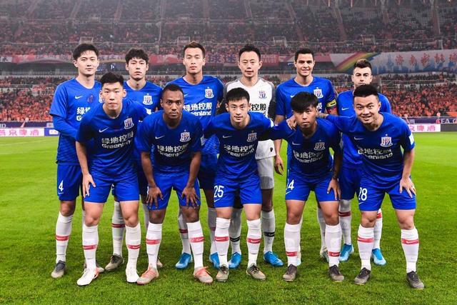 追星现场？这才是真正的双向奔赴！残特奥会赛场上，观众围着运动员们要签名！（这才是双向奔赴！残特奥会赛场成“追星”现场，观众争相向运动员要签名）