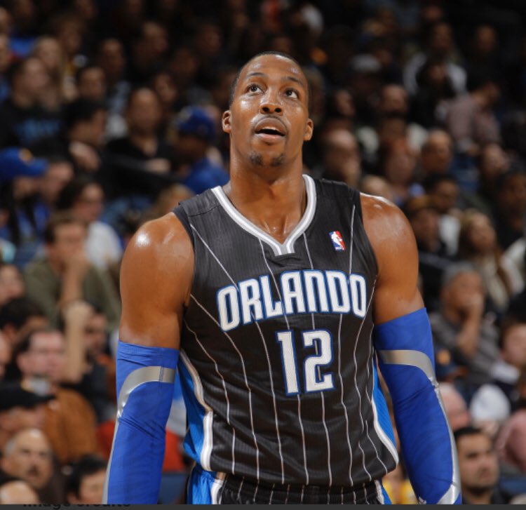 看不到梅西！印度球迷怒了：拆掉广告牌 狂扔水瓶 现场骚乱（看不到梅西引爆印度球迷不满：拆广告牌、掷水瓶，现场失控）