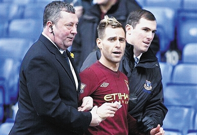 火力凶猛！马克西首节9中4&三分5中3 轰下11分1板1助1断建立优势（马克西首节火力全开 9投4中三分5投3中砍下11分1板1助1断助队建立优势）