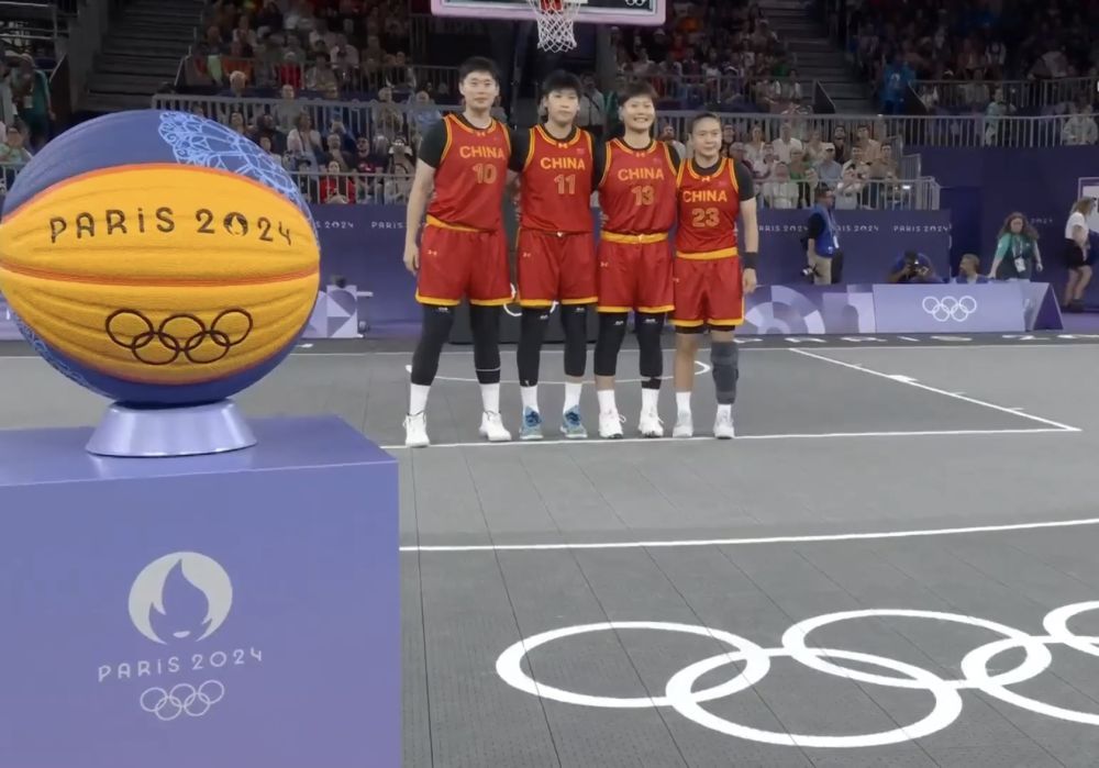 全队半场唯一得分上双！亚历山大10中7贡献16分4助攻（半场全队仅他得分上双！亚历山大10投7中砍下16分4助攻）