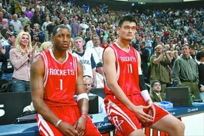 梅西世界波破门 帮助球队全取三分（梅西远射建功 助球队拿下三分）