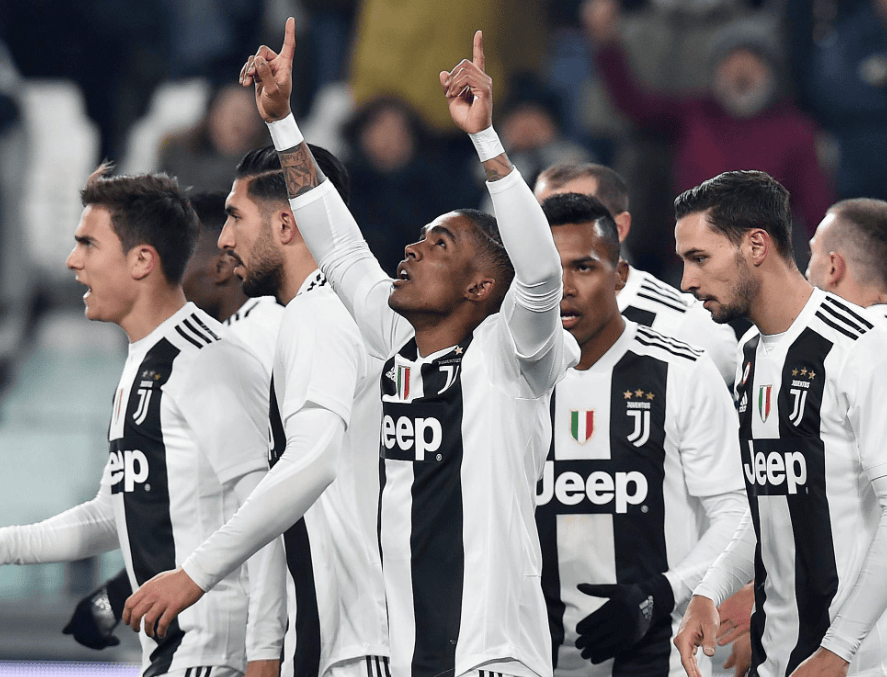 威少和裁判示意是阿夫迪亚肘击的自己 但裁判无动于衷（威少示意遭阿夫迪亚肘击，裁判选择无视）