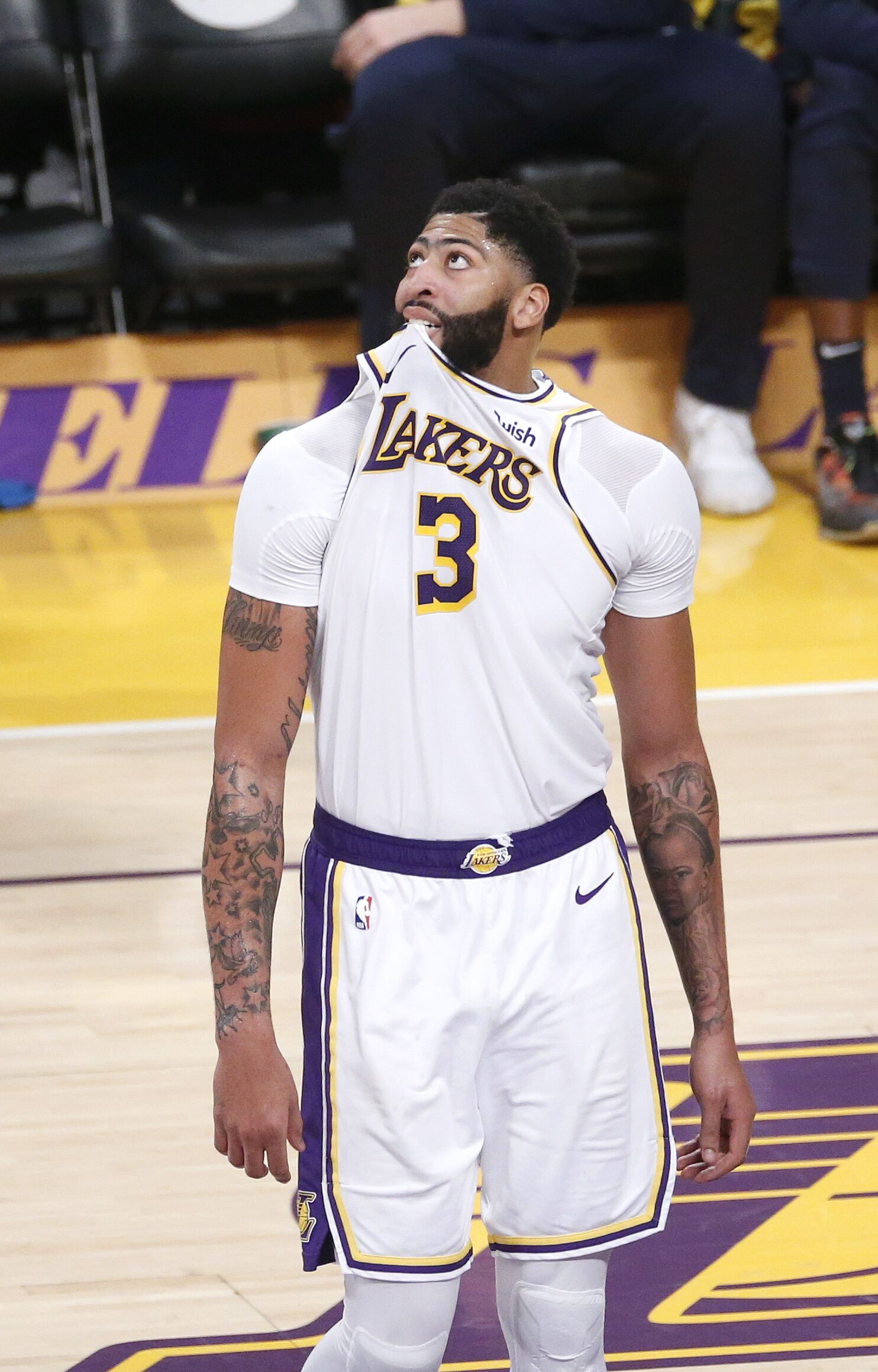 顶级偶像！爱德华兹被驱逐时遇到一小球迷 随后又退回来给签名（暖心一刻！爱德华兹遭驱逐仍折返为小球迷签名）