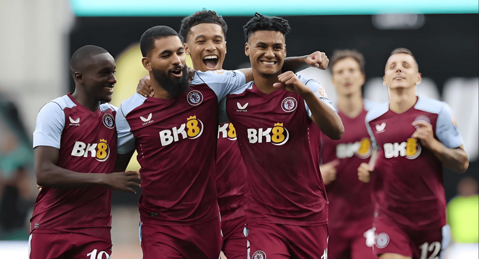 庆祝波兰独立日，莱万将纽约帝国大厦点亮为白红色（莱万为波兰独立日点亮纽约帝国大厦白红灯光）