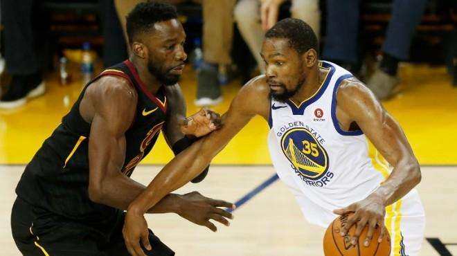 小法：我吃着爆米花看阿森纳vs拜仁，这场比赛能学到很多东西（小法：一边吃爆米花看阿森纳对阵拜仁，这场球能学到不少）