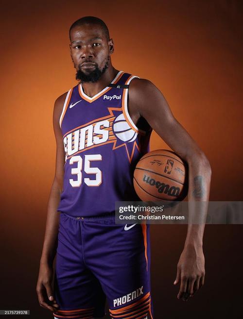 皇马客场4-3奥林匹亚科斯，姆巴佩大四喜，维尼修斯两助攻（姆巴佩独造四球、维尼修斯送出两助，皇马客场4-3险胜奥林匹亚科斯）