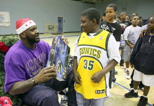 被记者问如何迅速克服伤病，刚果中场萨迪基举起圣经笑而不语（记者问他如何迅速伤愈，刚果中场萨迪基举起圣经，微笑不语）