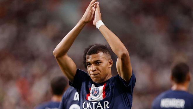 足球巴萨锋线双子星状态火热，联手贡献20球（巴萨锋线双子星火力全开，合力轰入20球）