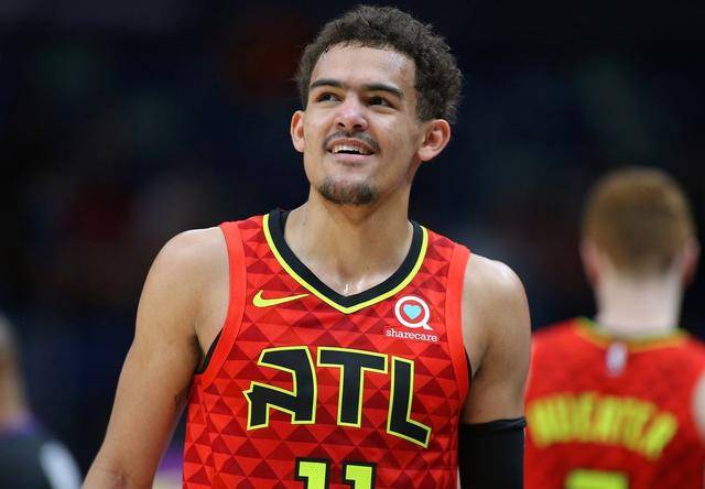 奇招！巴拉多利德球员防守中亲吻对手，后者挥拳反击遭红牌罚下（巴拉多利德球员防守时突袭亲吻，对手挥拳回击吃到红牌）