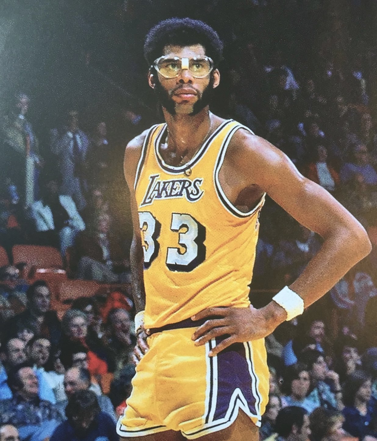 随着皇马3-0，西甲最新积分榜出炉：皇马紧咬领头羊（皇马3-0取胜，西甲积分榜更新：紧追领头羊）