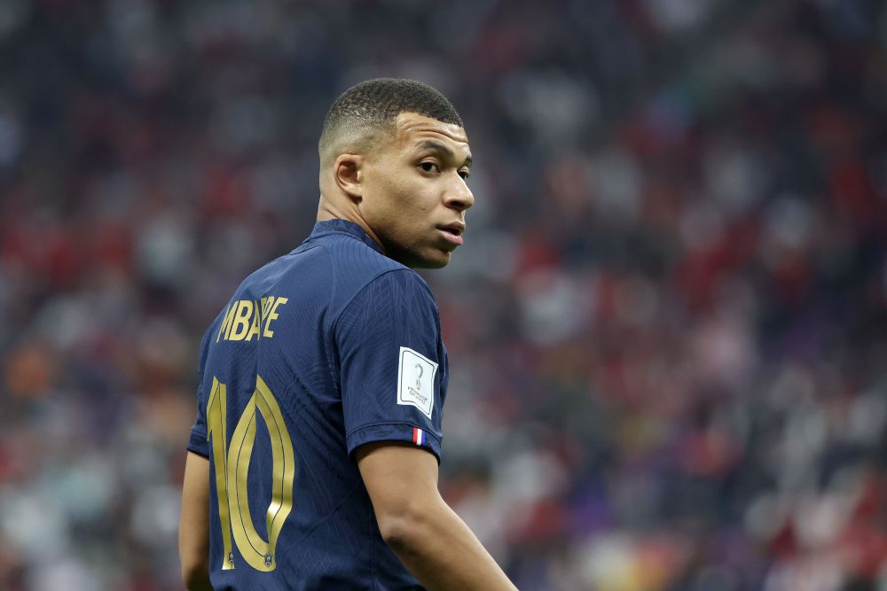 贝林厄姆2年来首次接定位球传球得分，今年进球追平维尼修斯（贝林厄姆时隔两年再度接定位球传中破门，本年度进球数追平维尼修斯）