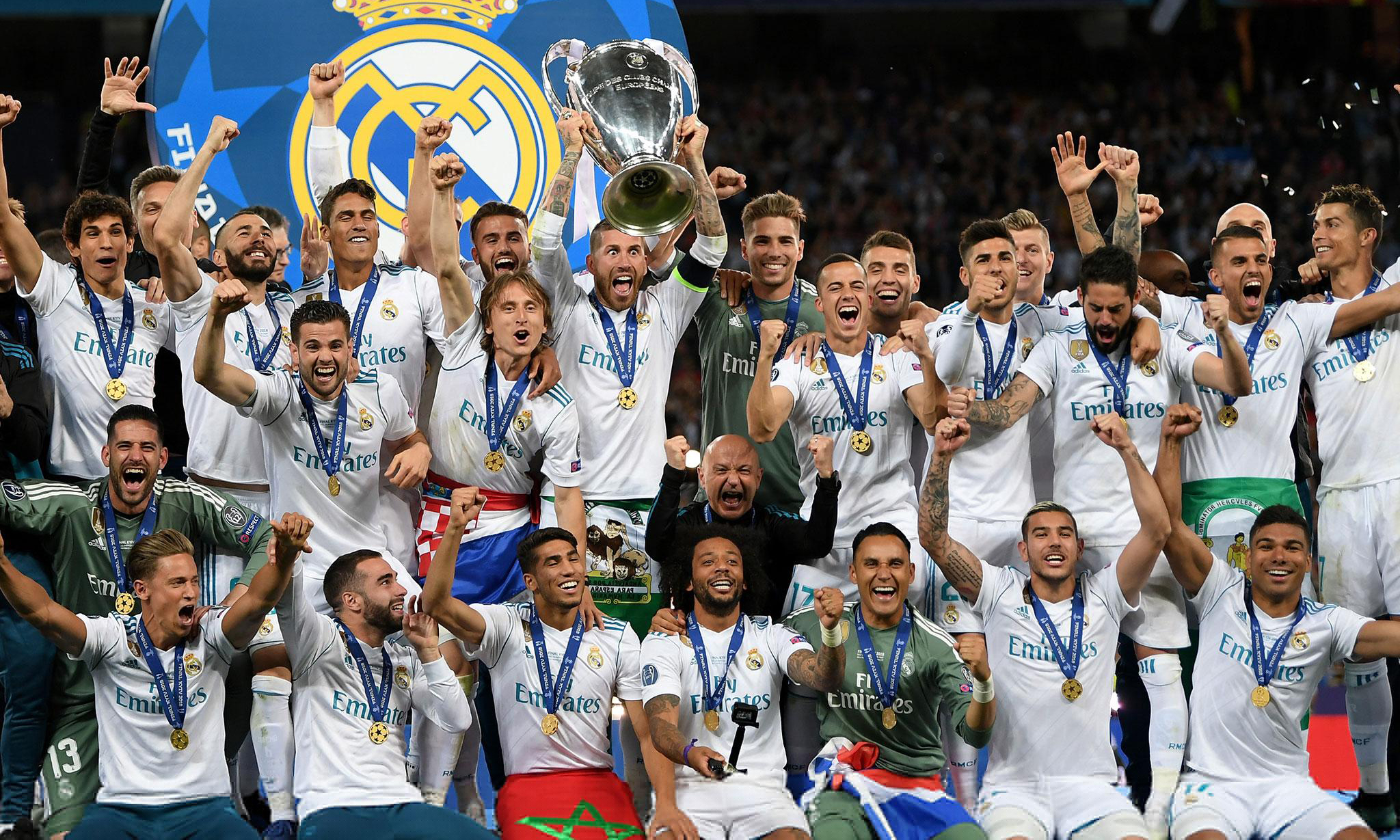 斯普利特：我们正在练习不同的防守策略，大家精神状态都很好（斯普利特：多样化防守战术演练进行中，球队士气高昂）