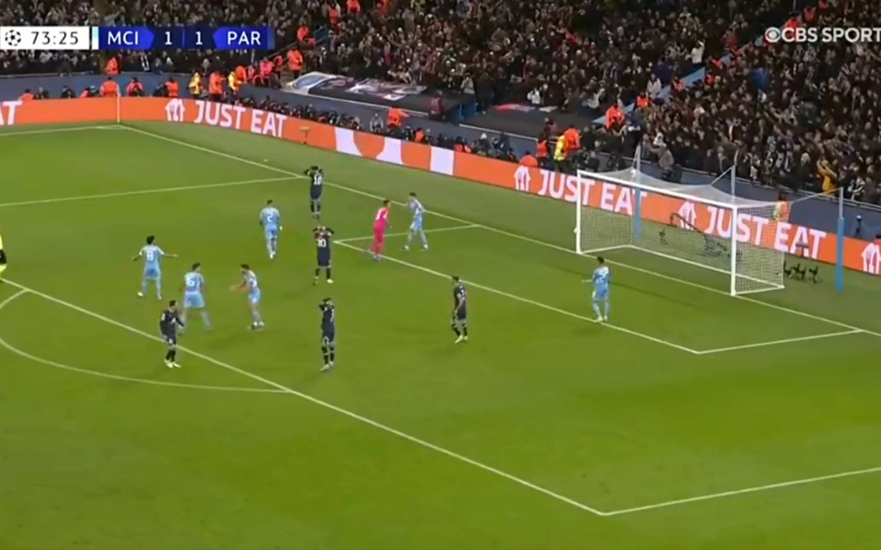 网红“小溥仪”现场观战北京国安比赛，与张稀哲合影留念（网红“小溥仪”亲临现场观战北京国安，与张稀哲合影）