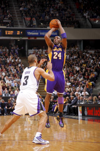 鲍威尔半场高效表现，成为球队得分王（鲍威尔半场高效输出，领跑球队得分）