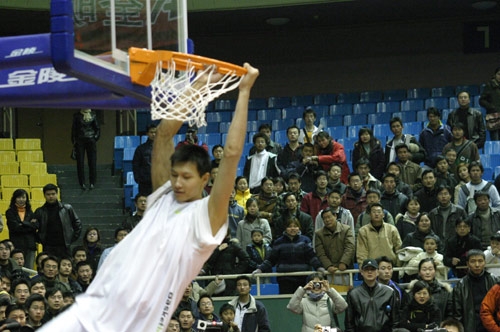 罗马推出黑胶唱片版队歌：限量版售价49.9欧，普通版19.9欧（罗马发布队歌黑胶唱片：限量款49.9欧，普通款19.9欧）