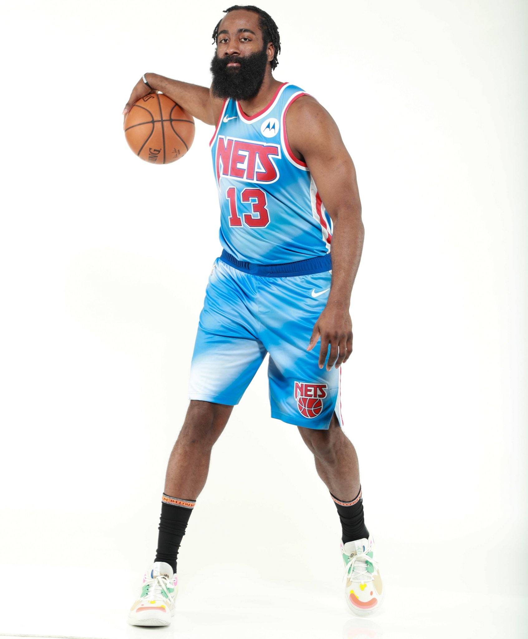 记者：不止巴黎和巴萨有意穆尼奥斯，曼城和切尔西也在关注他（记者：除巴黎与巴萨外，曼城、切尔西亦在关注穆尼奥斯）