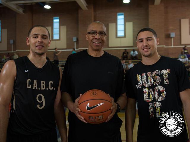 卡塔尔男足在小组赛中0-3爆冷负于突尼斯，遗憾出局，引发热议。（卡塔尔男足小组赛0比3不敌突尼斯遭淘汰，掀起热议）