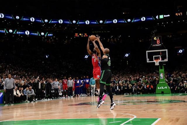 TA：贝隆因指示球员在赛前列队礼中背对对手被禁足6个月（TA：因要求球员在赛前列队背对对手，贝隆被禁赛半年）